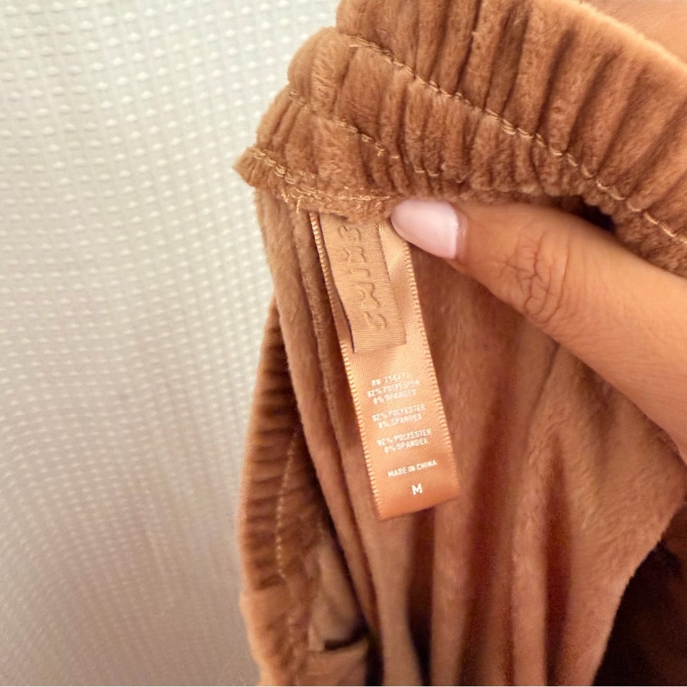 🤎SKIMS VELOUR TRACK PANTS IN SIENNA M - Picture 7 of 7